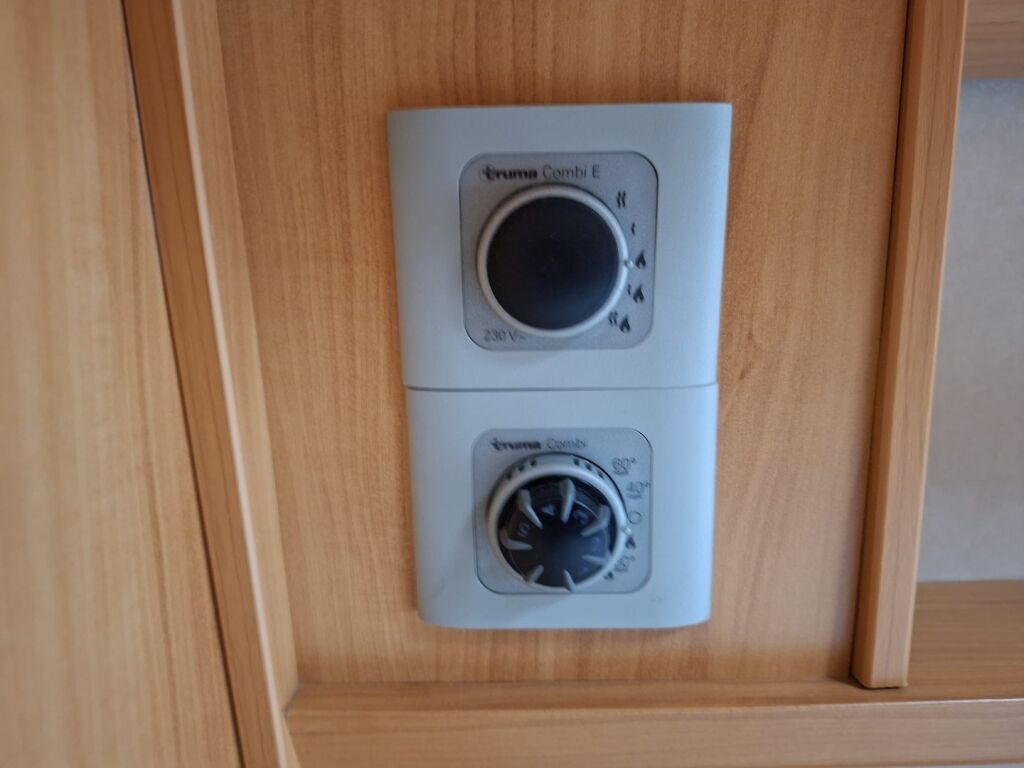 Adria CORAL S 650 SP 2008 Valkoinen