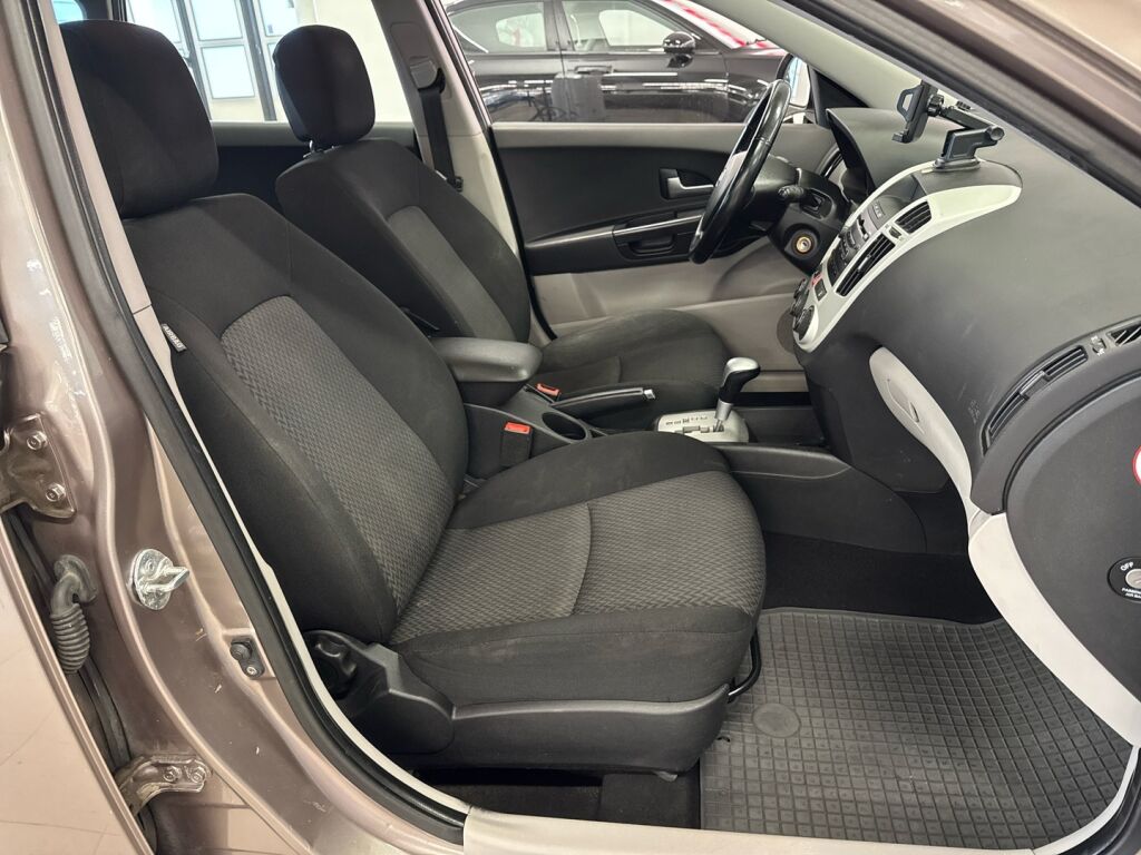 Kia Ceed 2008 Ruskea (beige)