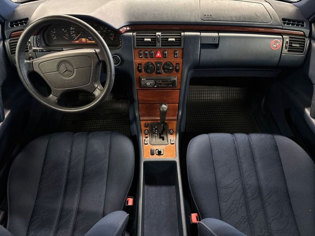 Mercedes-Benz E 1998 Sininen