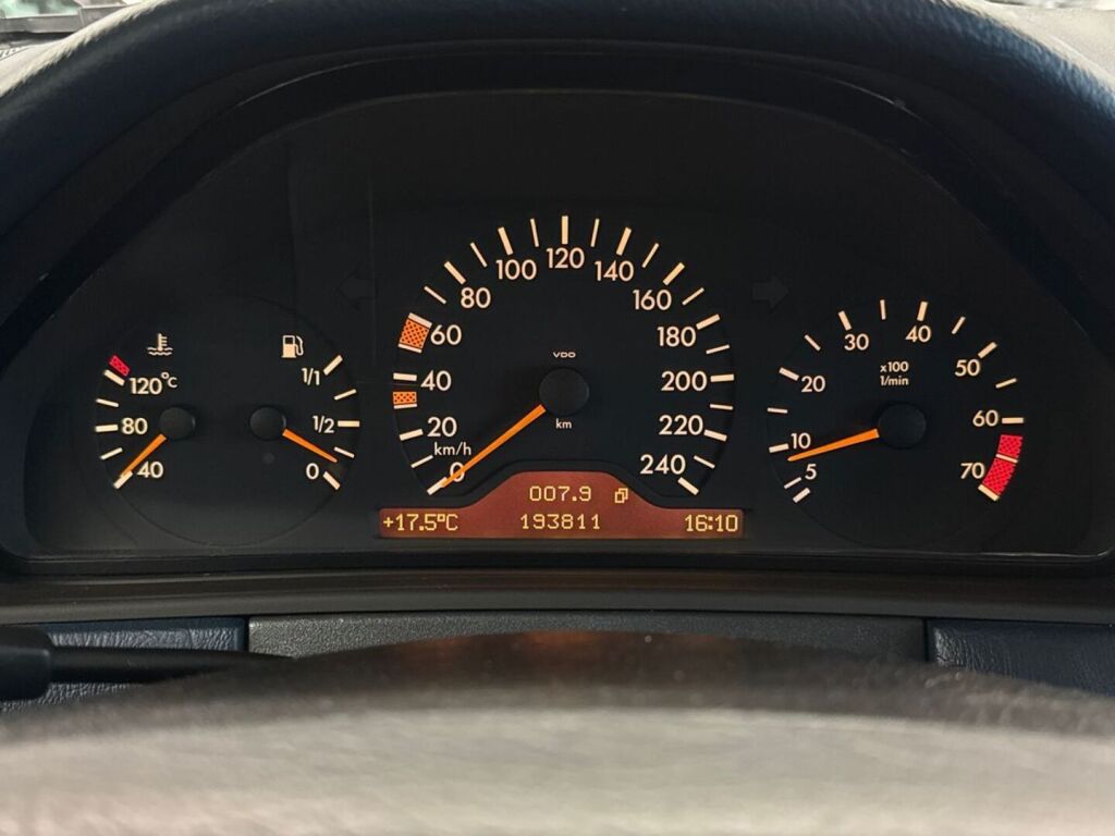 Mercedes-Benz E 1998 Sininen