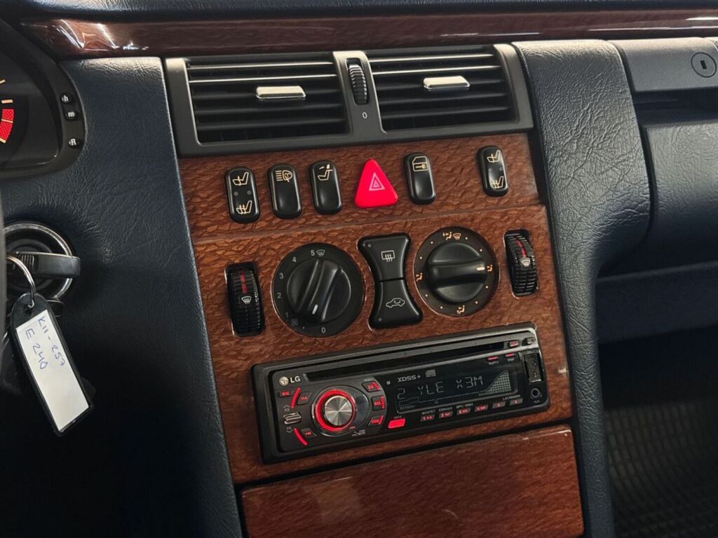Mercedes-Benz E 1998 Sininen