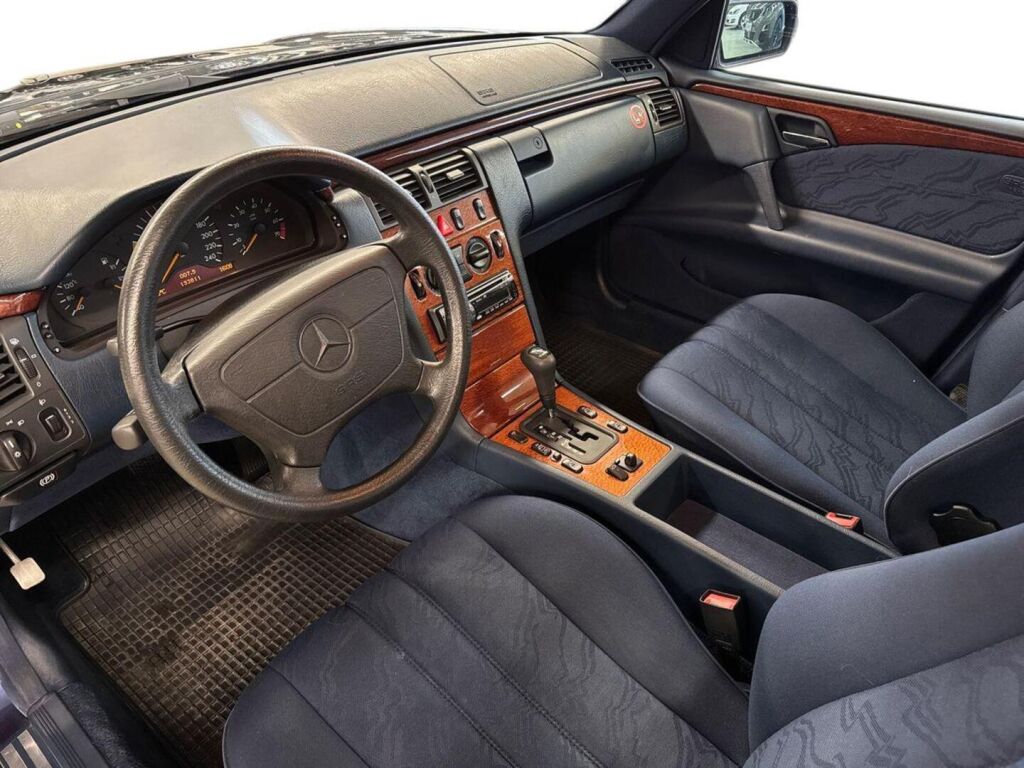 Mercedes-Benz E 1998 Sininen