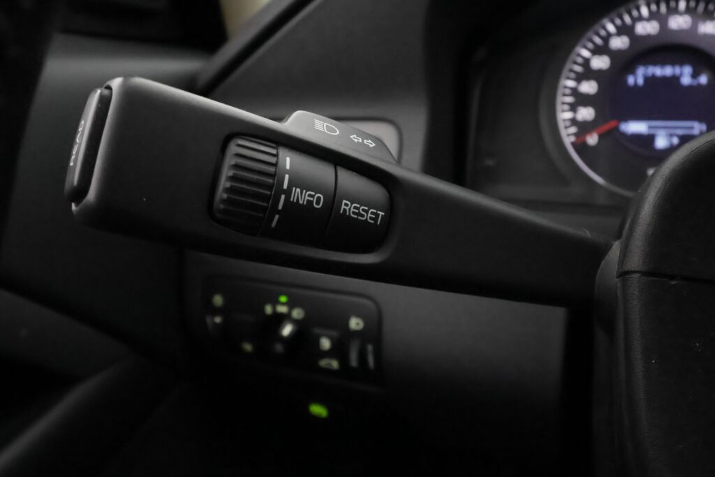 Volvo V70 2008 Harmaa