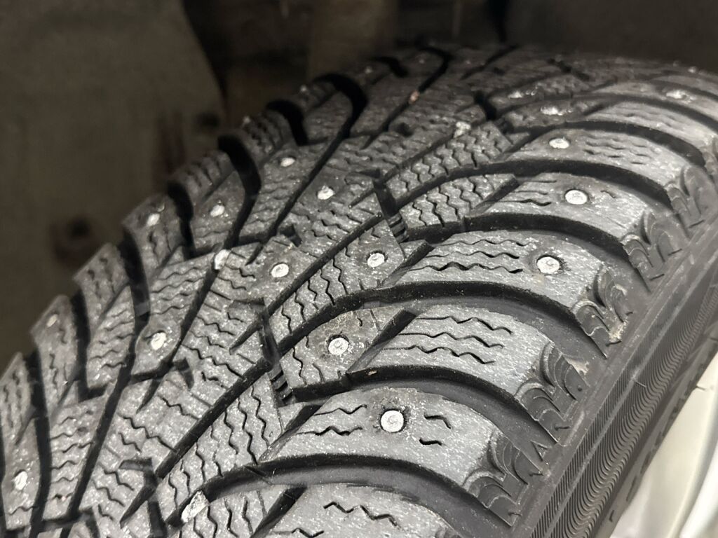 Volvo V70 2011 Musta