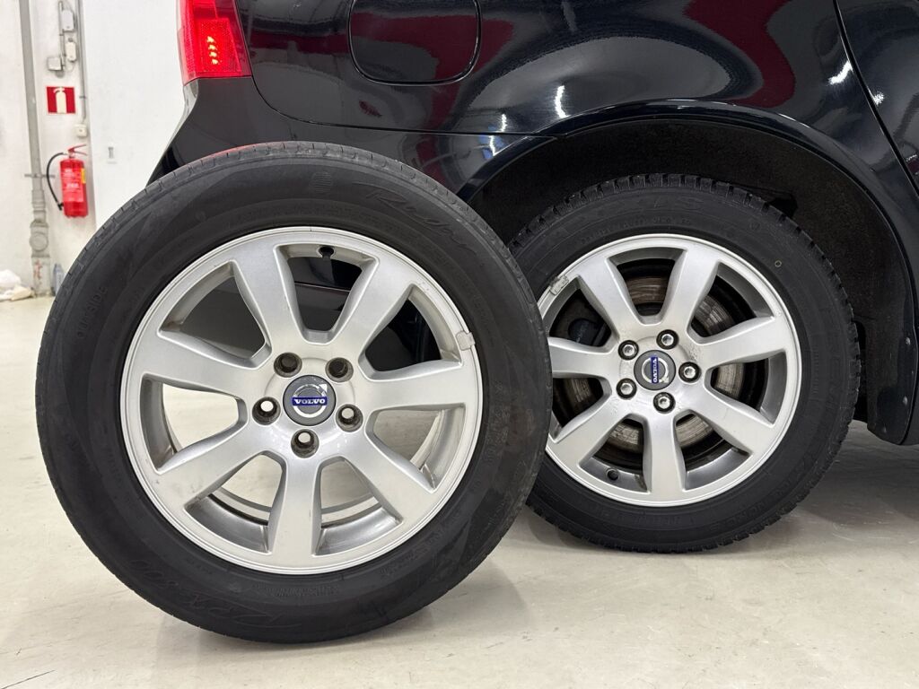 Volvo V70 2011 Musta