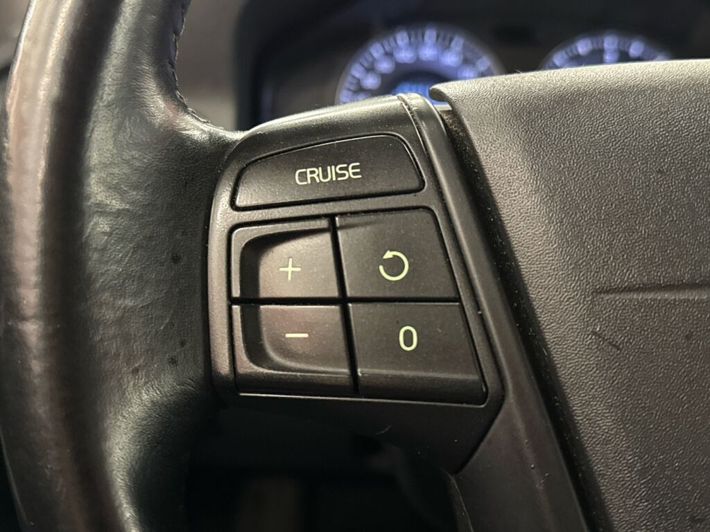 Volvo V70 2011 Musta