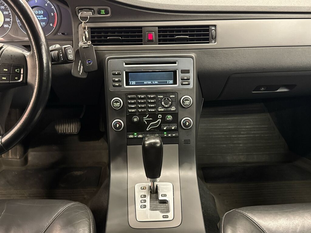 Volvo V70 2011 Musta
