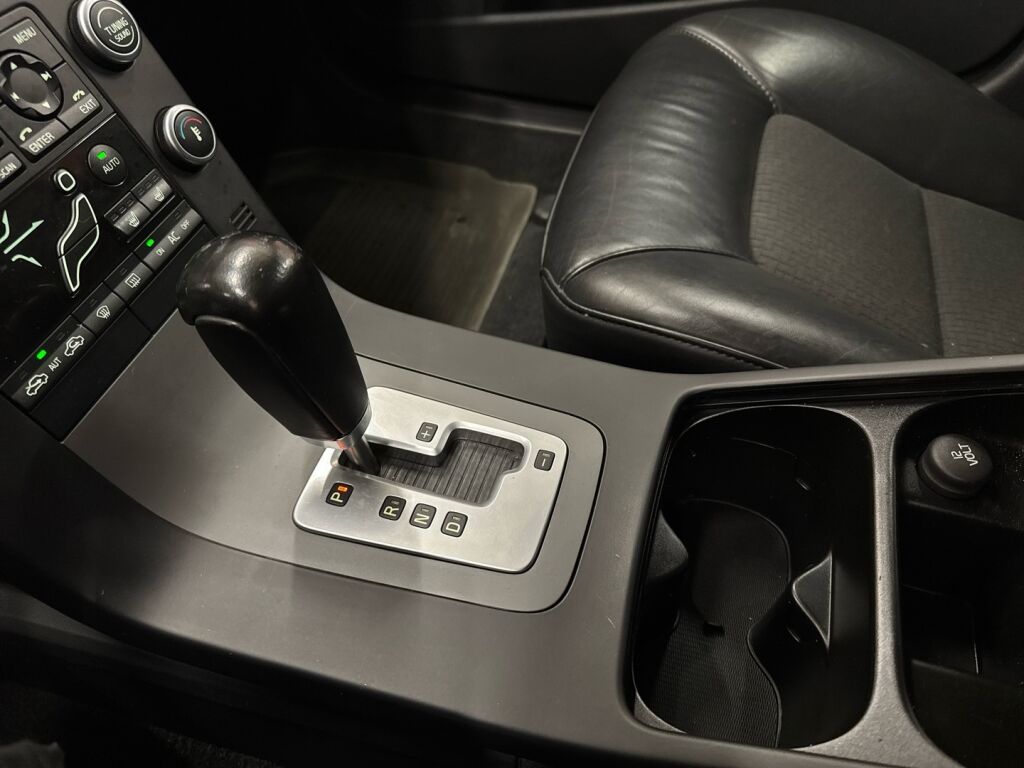 Volvo V70 2011 Musta