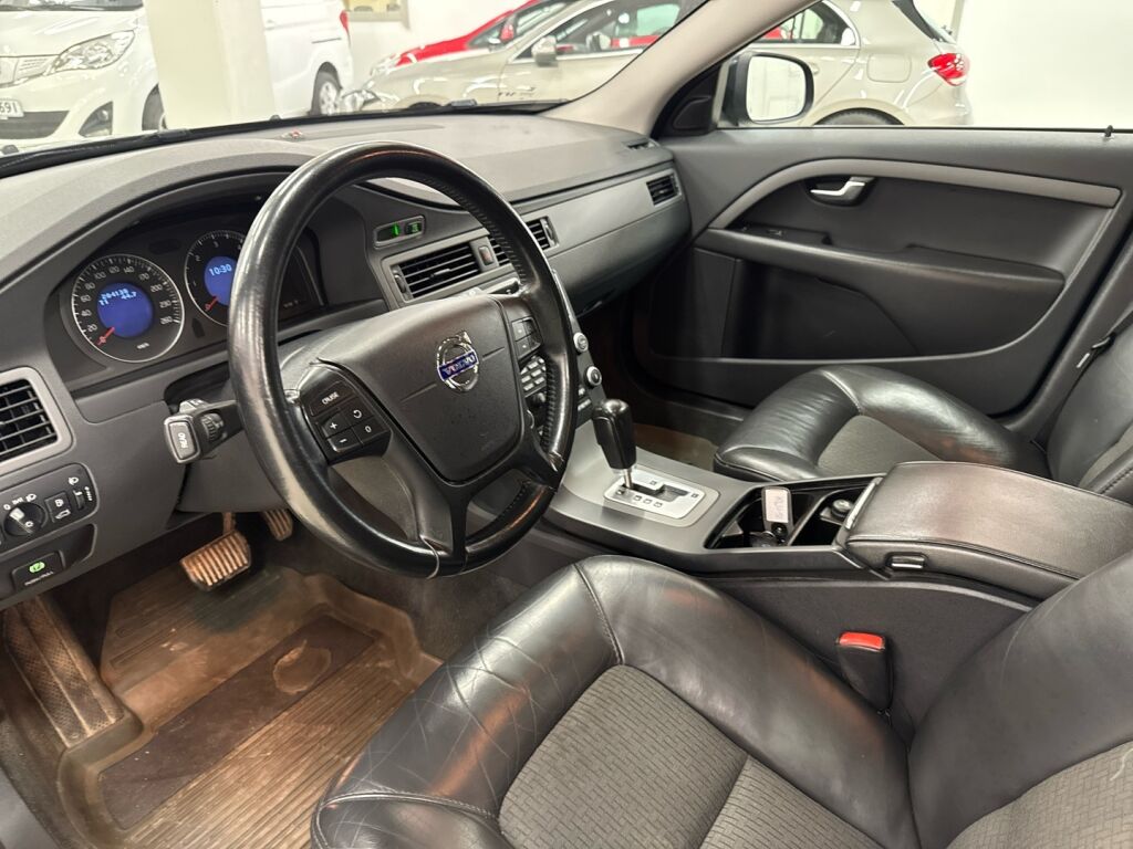 Volvo V70 2011 Musta