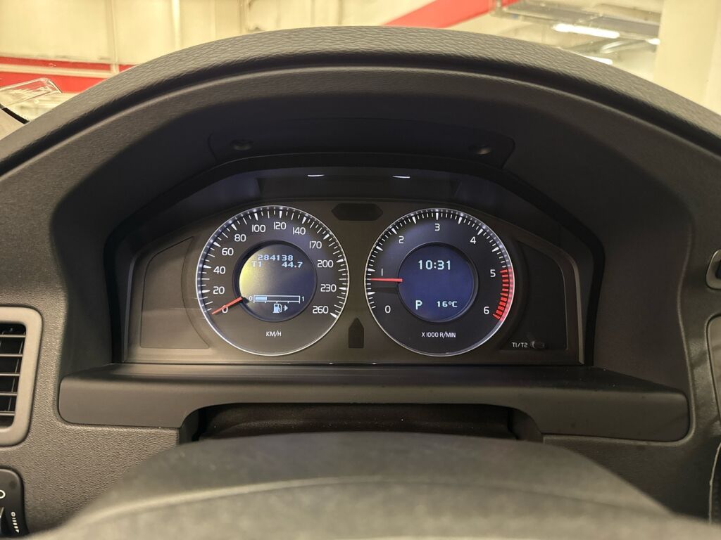 Volvo V70 2011 Musta