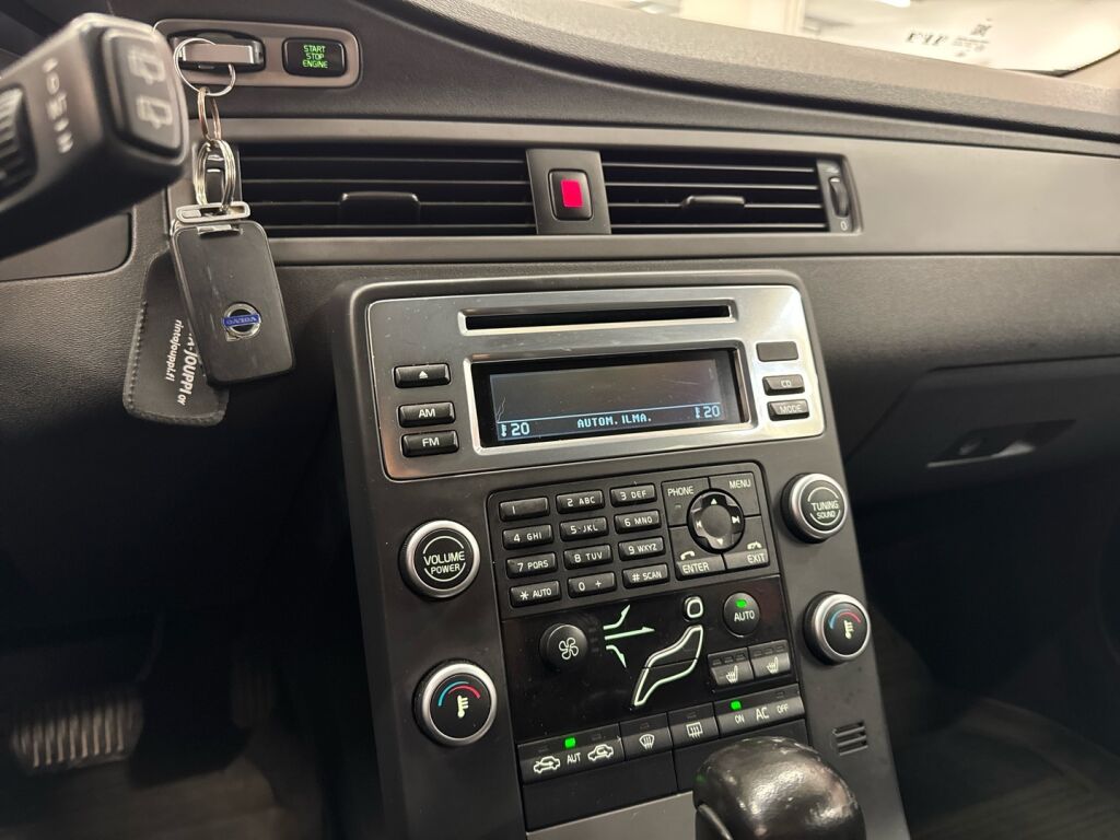 Volvo V70 2011 Musta