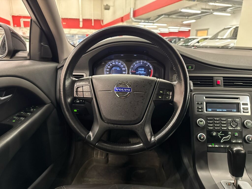 Volvo V70 2011 Musta