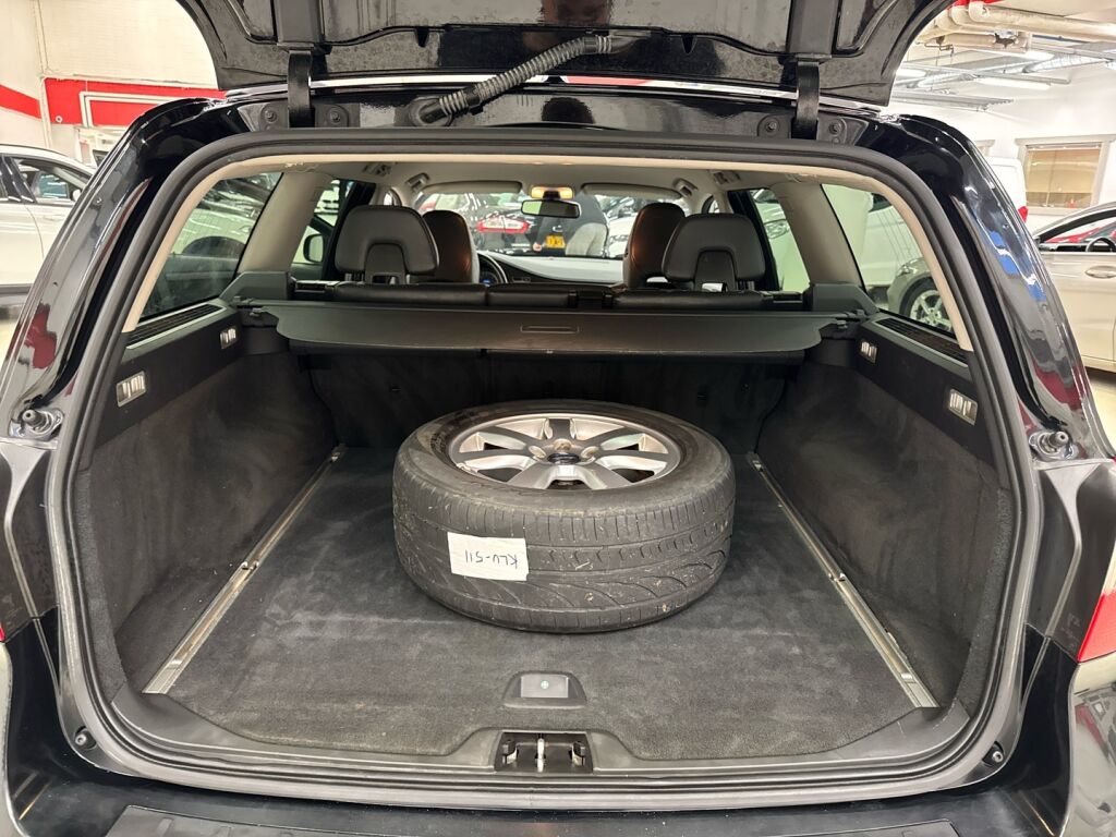 Volvo V70 2011 Musta