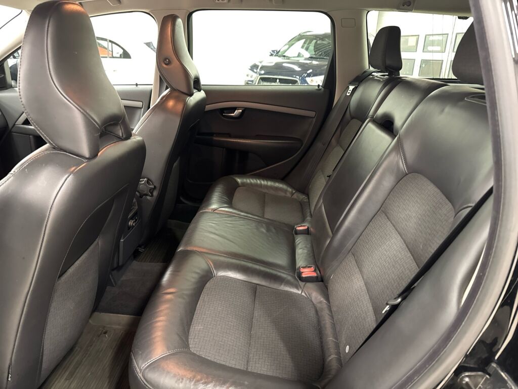 Volvo V70 2011 Musta