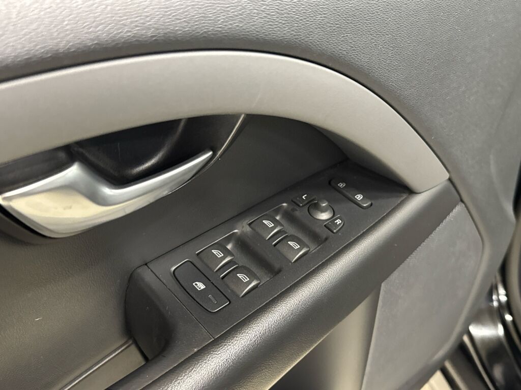 Volvo V70 2011 Musta