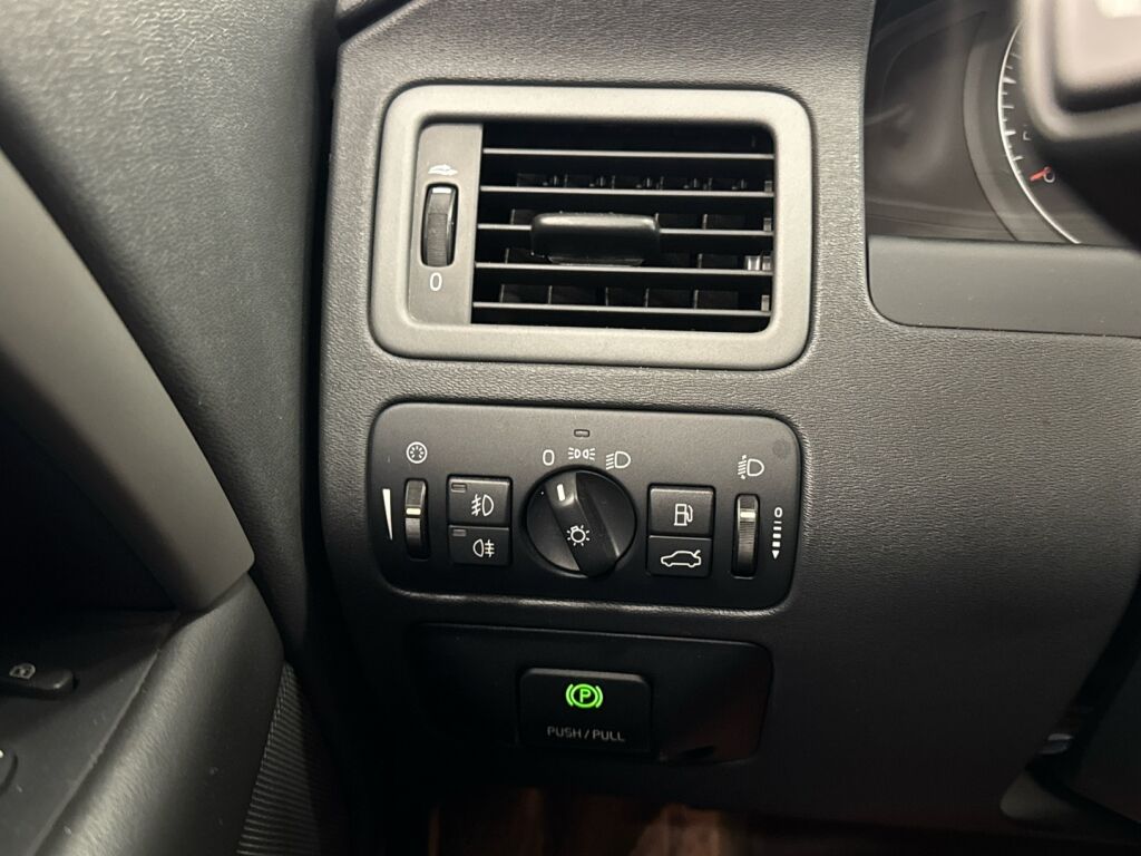 Volvo V70 2011 Musta