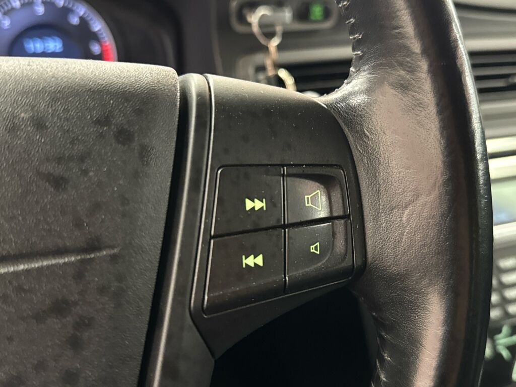 Volvo V70 2011 Musta