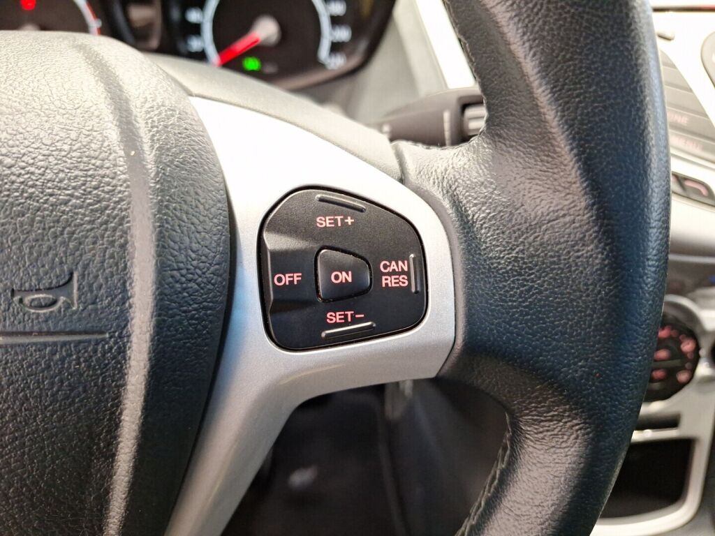 Ford Fiesta 2010 Punainen