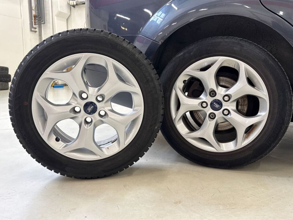 Ford Focus 2010 Harmaa