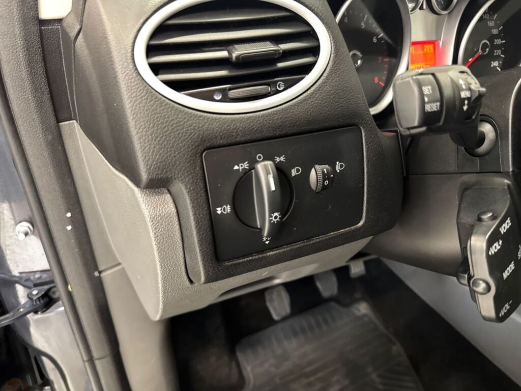 Ford Focus 2010 Harmaa
