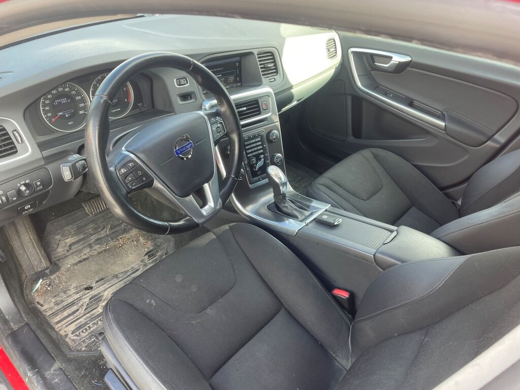 Volvo V60 2012 Punainen