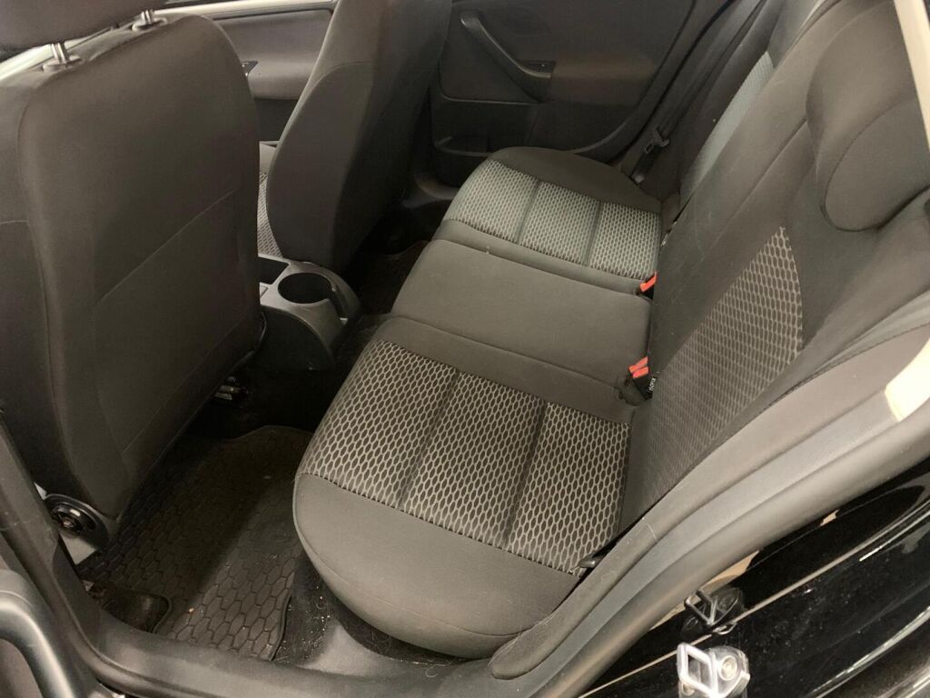 Volkswagen Golf 2012 Musta