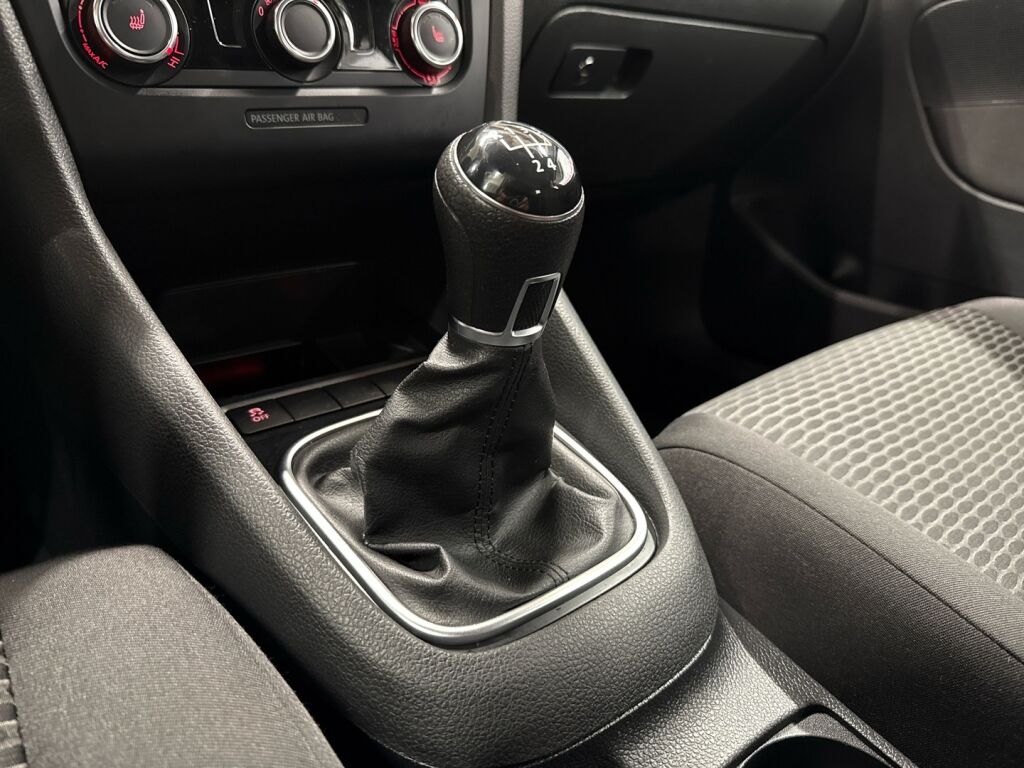 Volkswagen Golf 2012 Musta