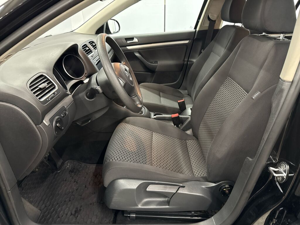 Volkswagen Golf 2012 Musta