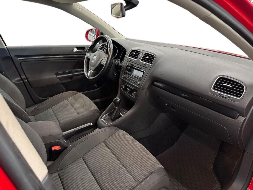 Volkswagen Golf 2012 Punainen