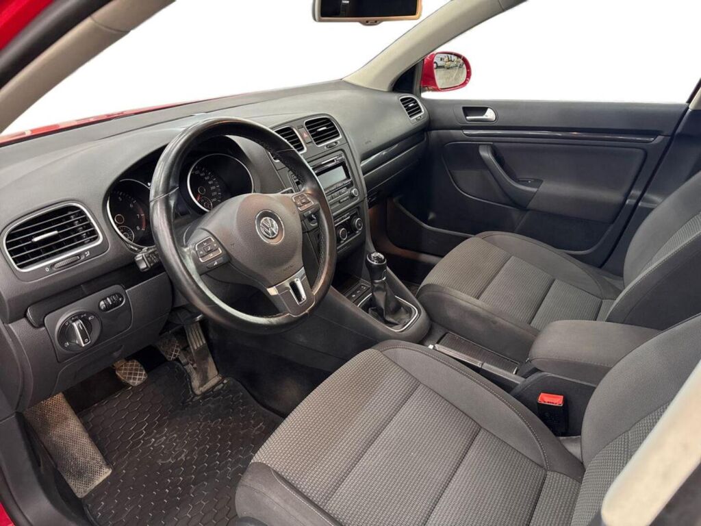 Volkswagen Golf 2012 Punainen