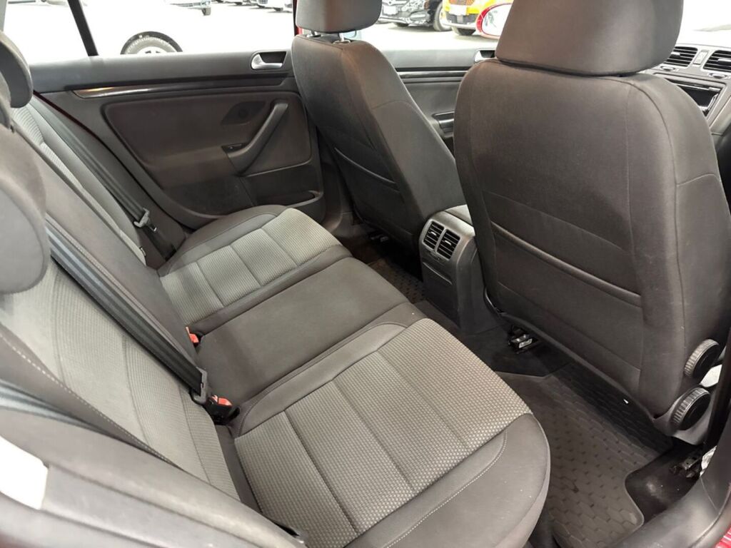 Volkswagen Golf 2012 Punainen