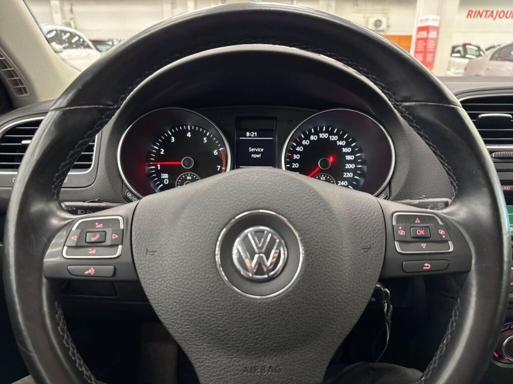 Volkswagen Golf 2012 Punainen