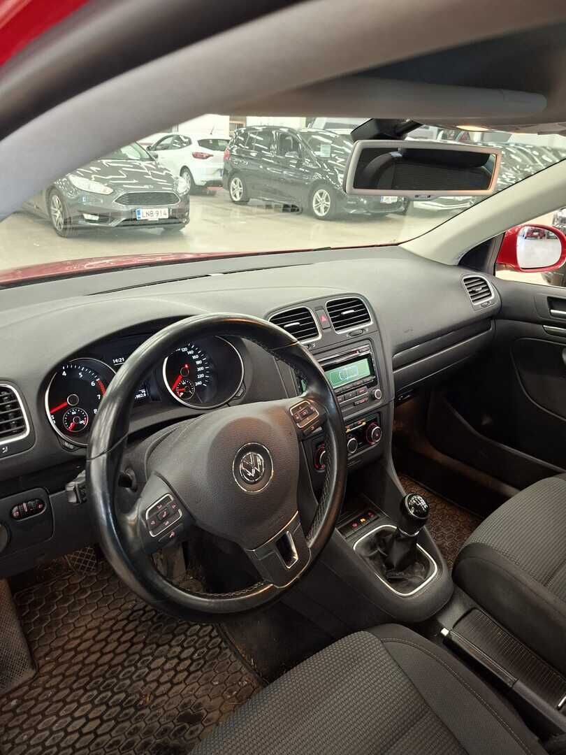 Volkswagen Golf 2012 Punainen