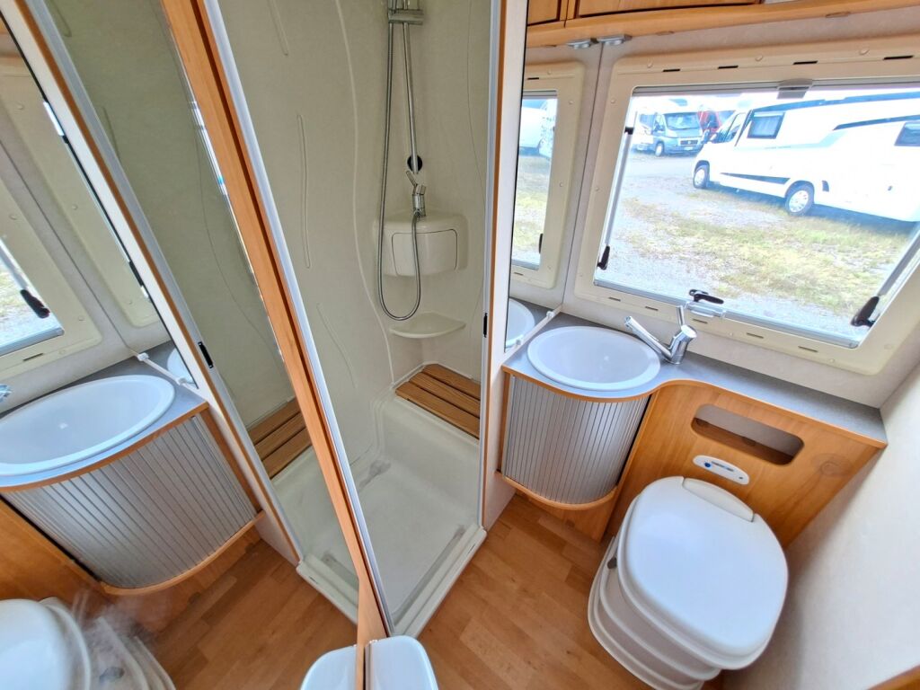 Adria Coral Plus 660 SL 2007 Valkoinen