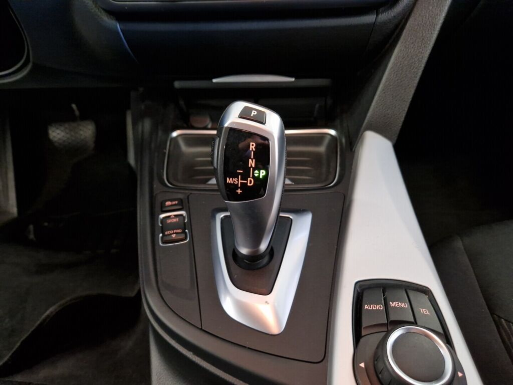 BMW 318 2012 Valkoinen