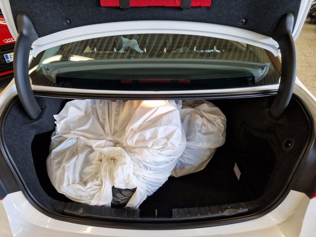 BMW 318 2012 Valkoinen