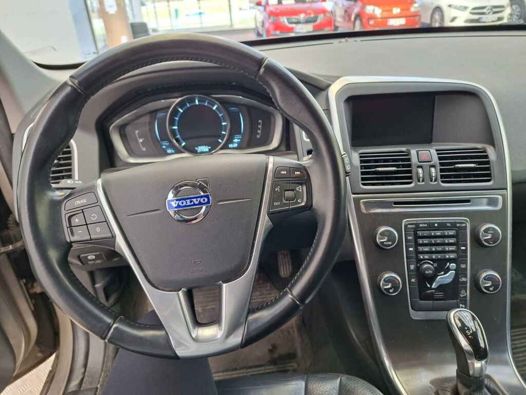 Volvo XC60 2013 Ruskea (beige)