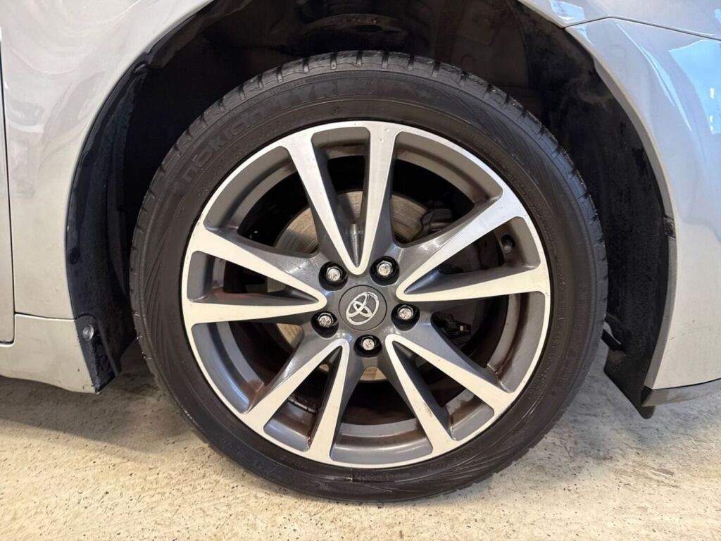 Toyota Avensis 2014 Harmaa