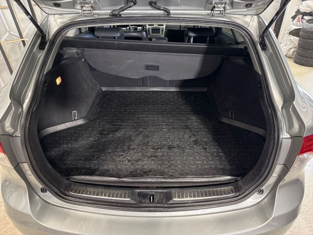 Toyota Avensis 2014 Harmaa