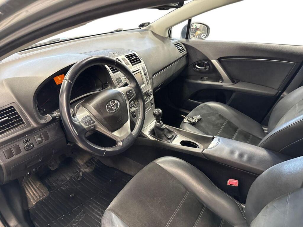 Toyota Avensis 2014 Harmaa