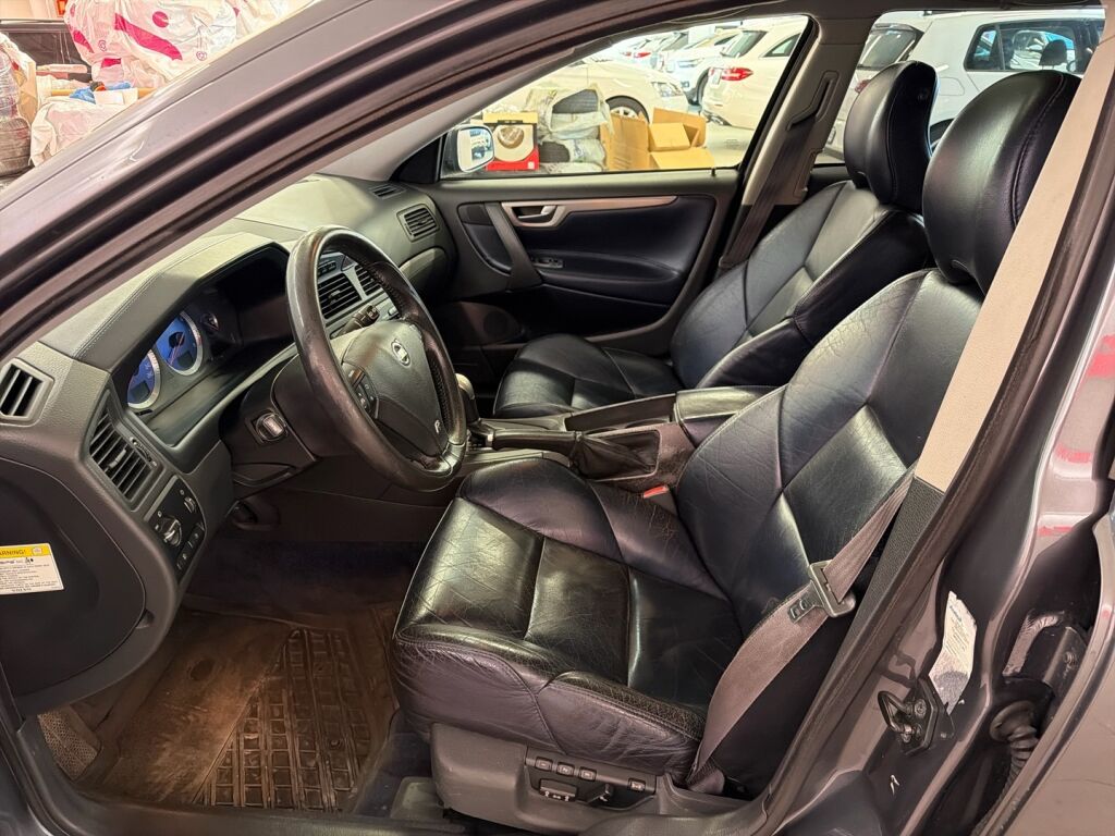 Volvo V70 2004 Harmaa
