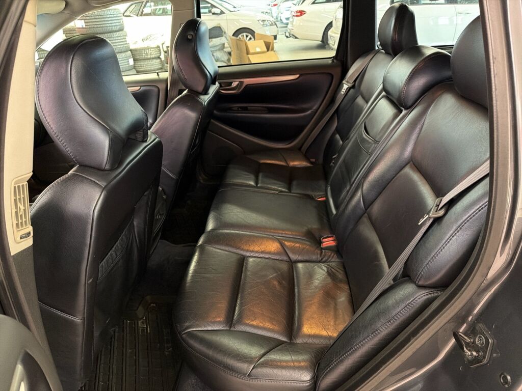 Volvo V70 2004 Harmaa