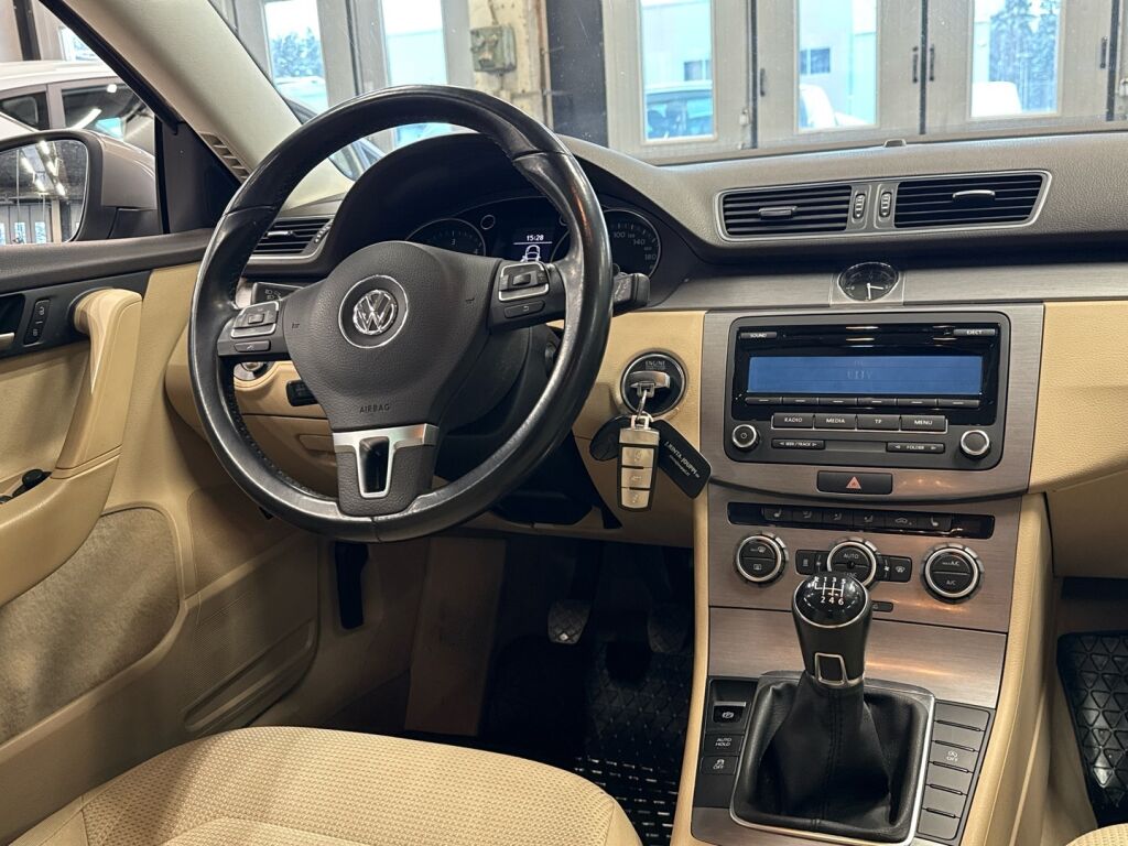 Volkswagen Passat 2014 Ruskea (beige)