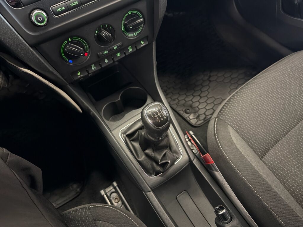 Skoda Rapid 2014 Ruskea (beige)