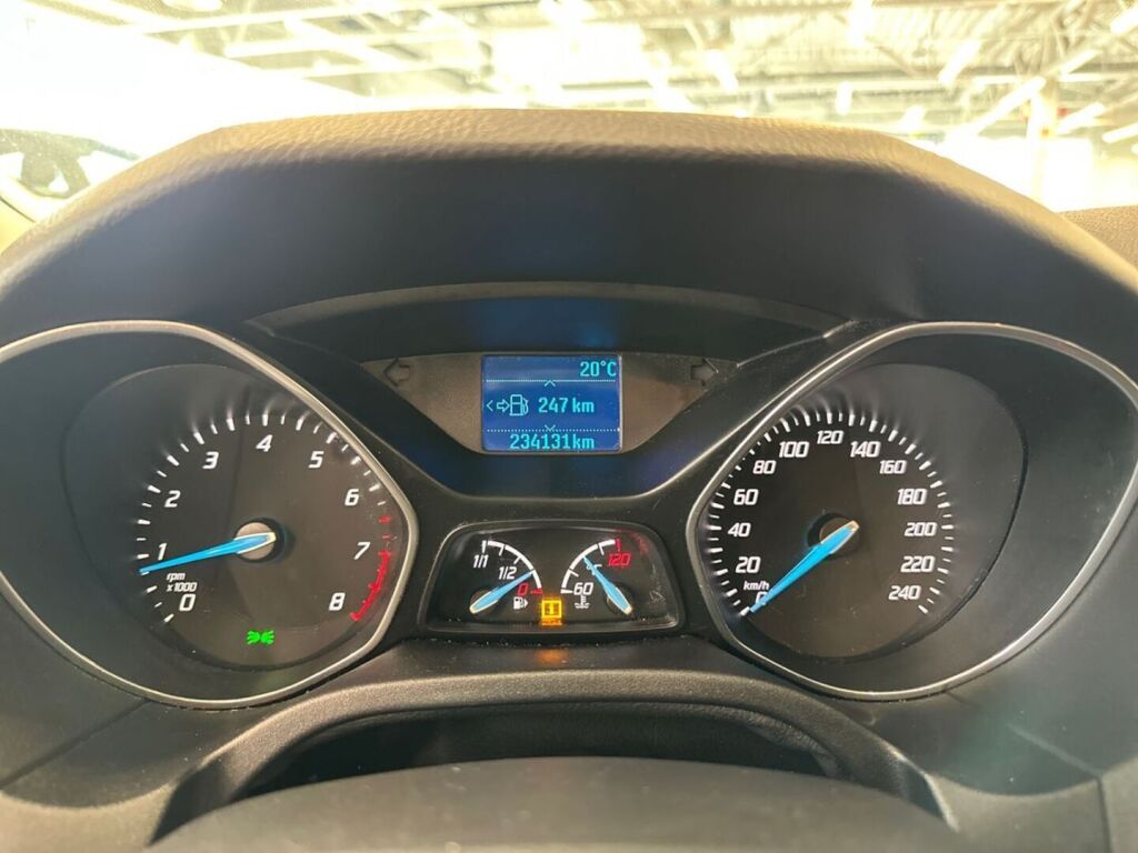 Ford Focus 2014 Ruskea (beige)