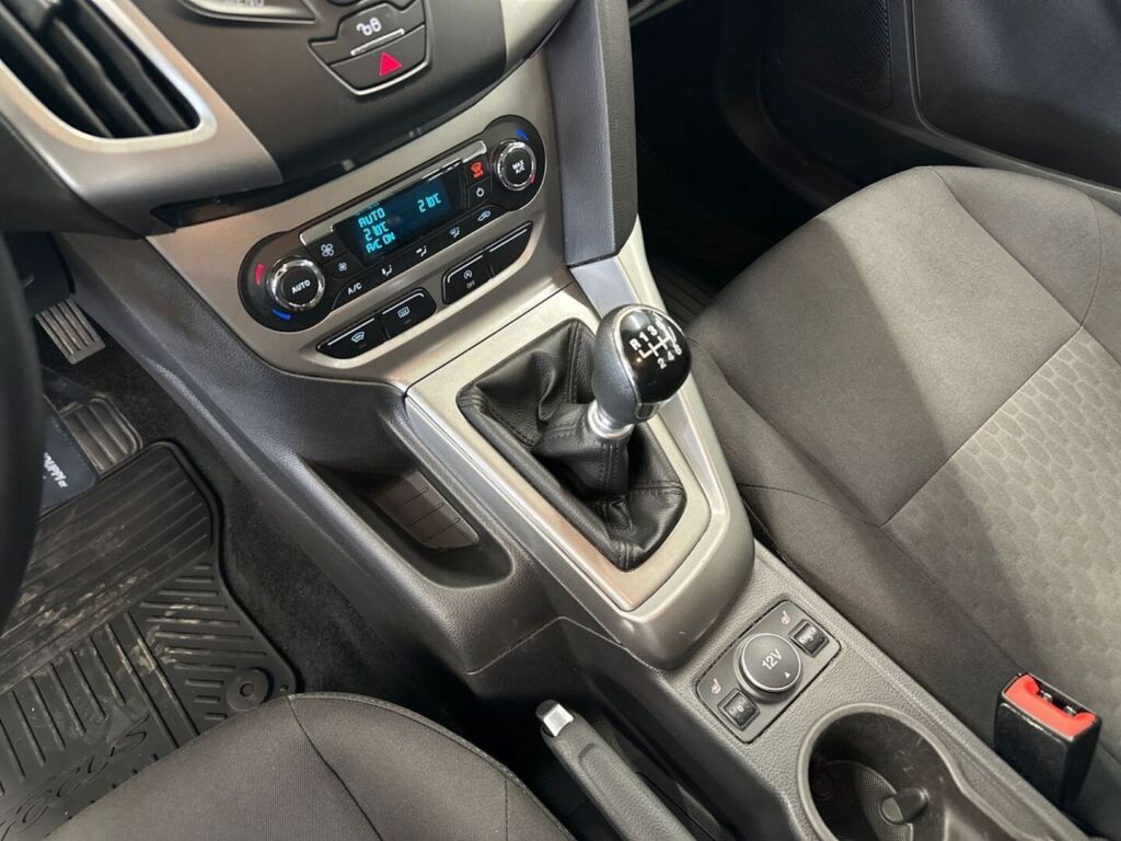 Ford Focus 2014 Ruskea (beige)