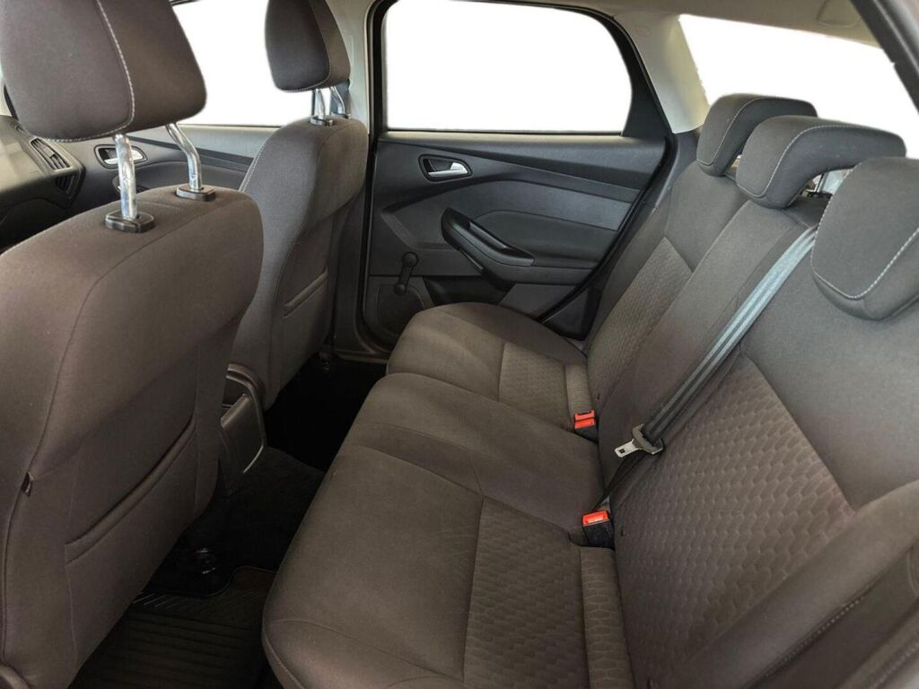 Ford Focus 2014 Ruskea (beige)