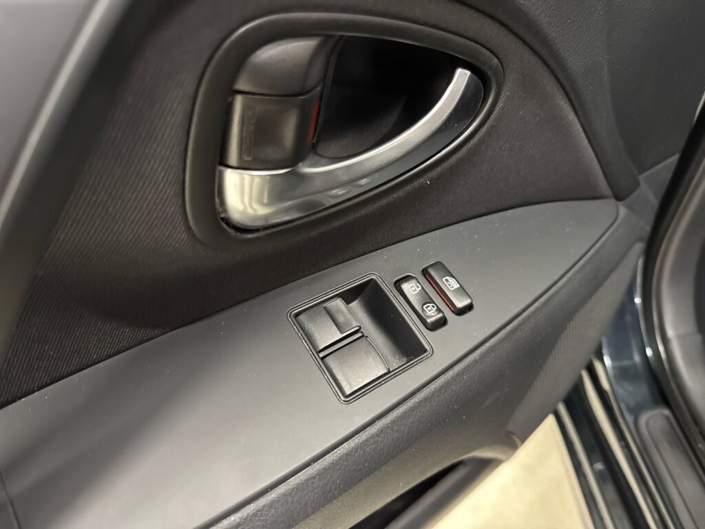 Toyota Avensis 2016 Harmaa