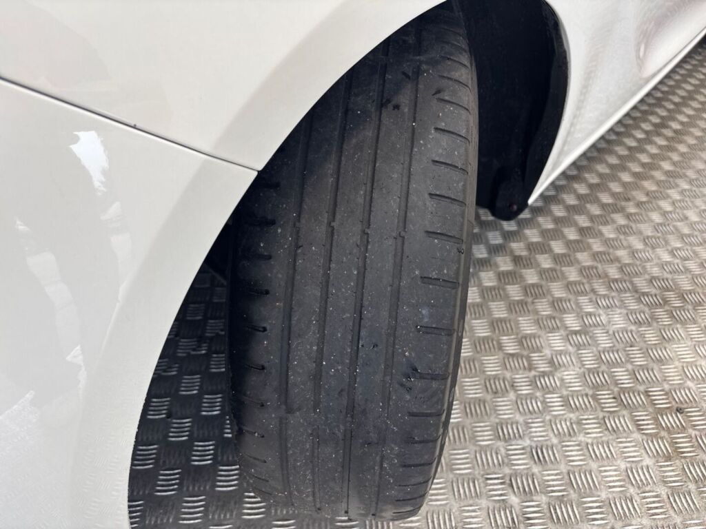 Opel Adam 2016 Valkoinen