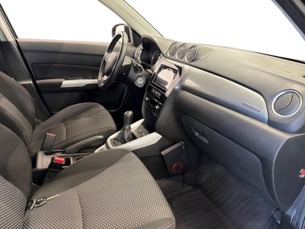 Suzuki Vitara 2016 Musta